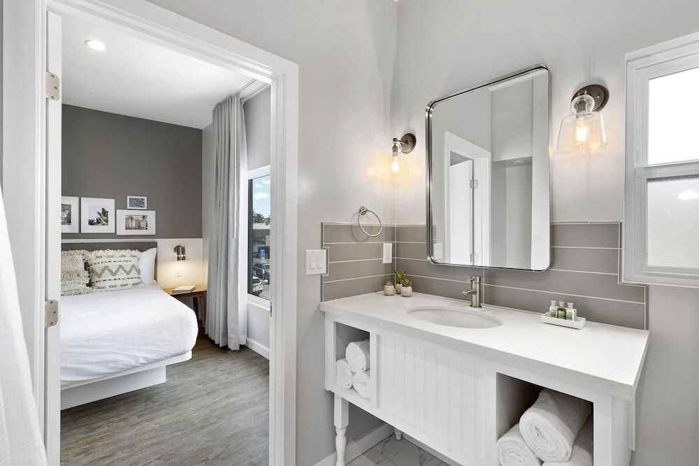 Sea Sprite Beach Club Premier Suite, Multiple Beds, Balcony, Partial Ocean View 3