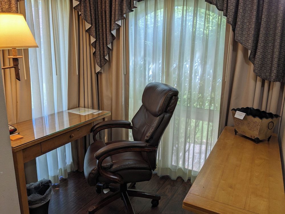 Los Gatos Garden Inn Hotel Executive Suite 14