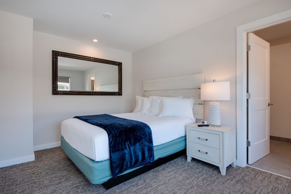 Deluxe Townhome, 2 King and Queen, 3 Bedroom, Bay or Pool View, Poolside