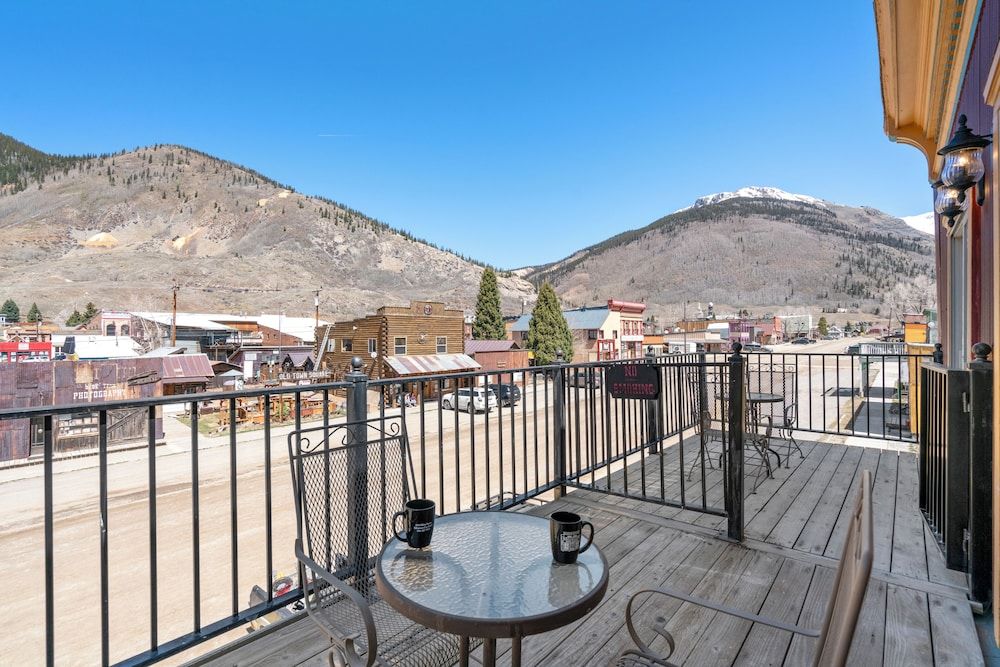 The Bent Elbow Hotel Romantic Suite, 1 King Bed, Non Smoking, Mountain View 5