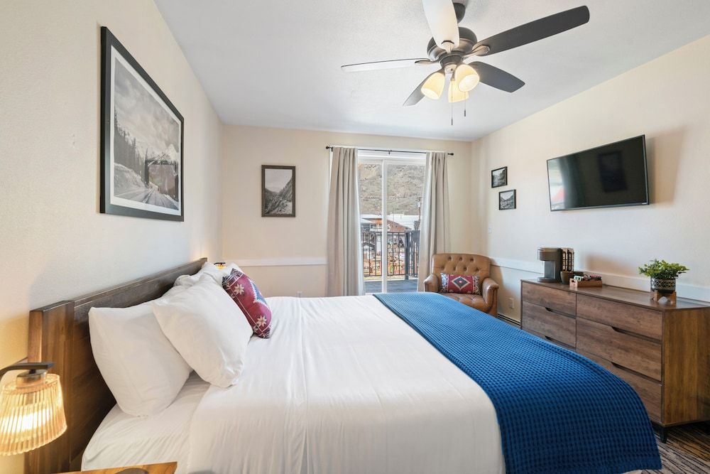 The Bent Elbow Hotel Romantic Suite, 1 King Bed, Non Smoking, Mountain View 4