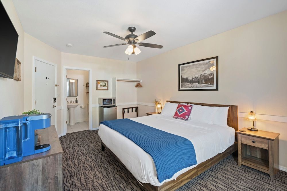 The Bent Elbow Hotel Romantic Suite, 1 King Bed, Non Smoking, Mountain View 2