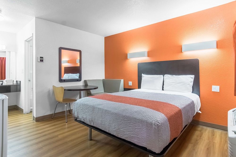 Motel 6 Bakersfield, CA - Central Deluxe Room, 1 Queen Bed, Non Smoking, Refrigerator 3