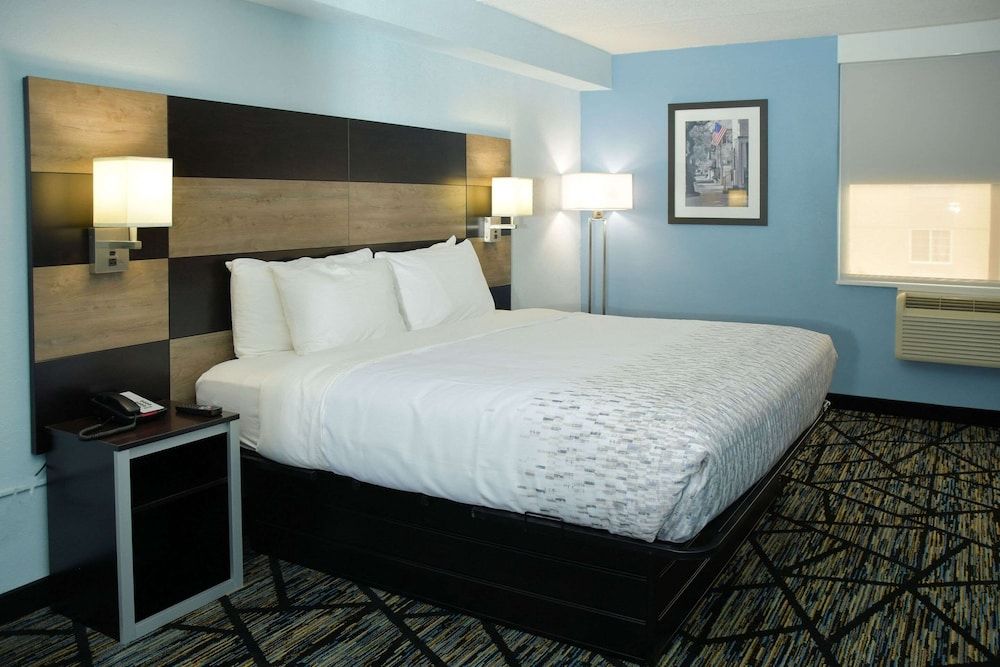 Room, 1 King Bed, Accessible, Non Smoking (Accessible Tub)