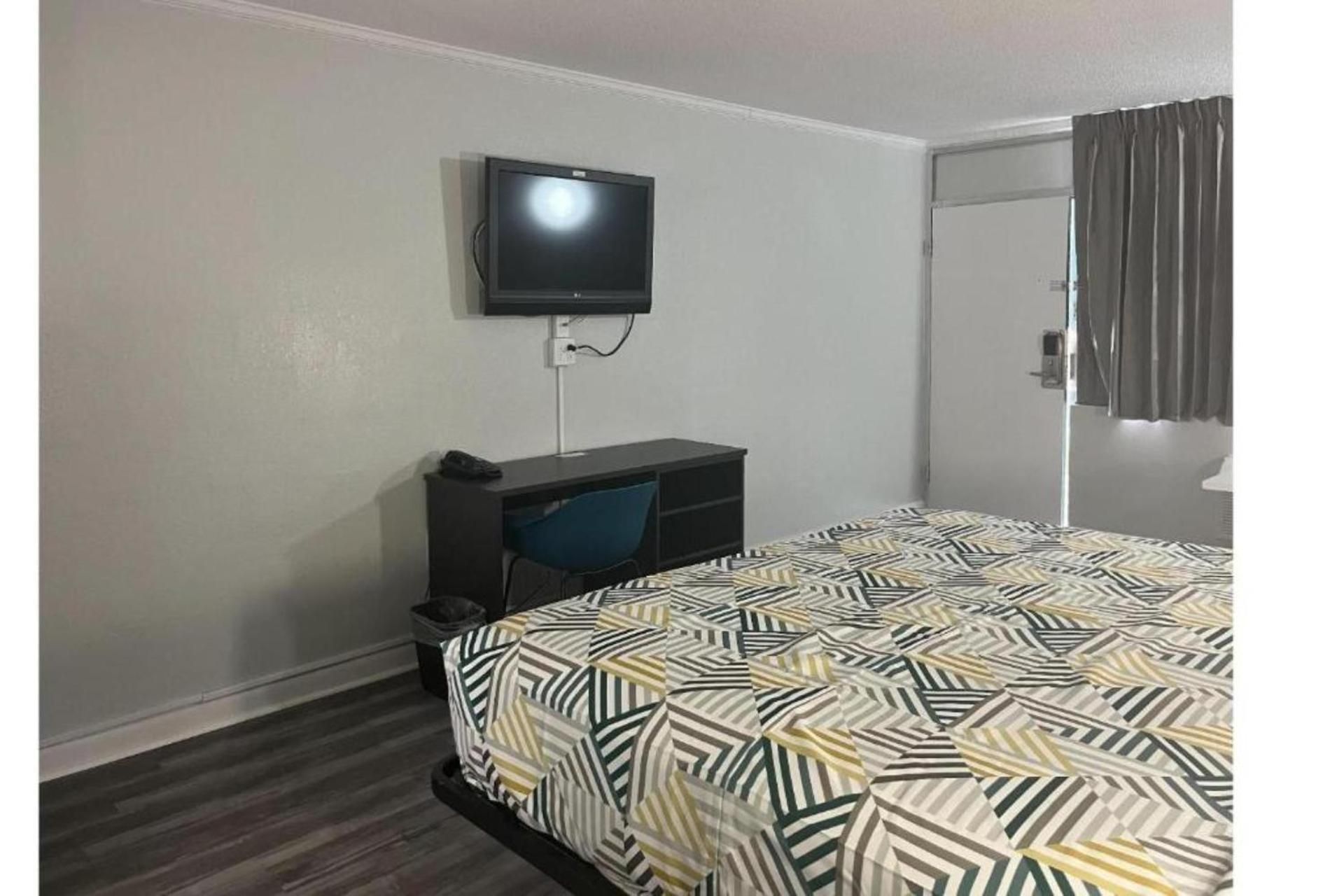 Queen Room - Disability Access - Non-Smoking