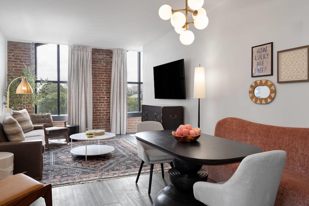 Premier Suite, 1 King Bed, Roll-in Shower