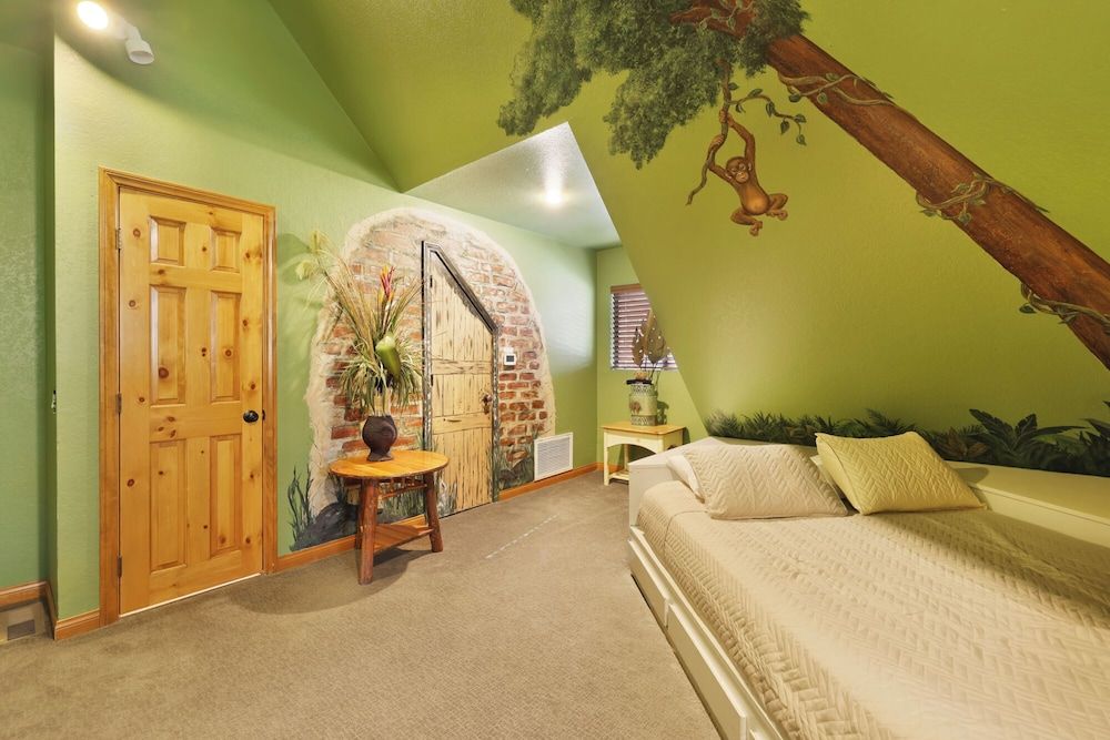 Four Happy Bears Estate #1277 House, Multiple Beds, Hot Tub, Mountain View (1277) 17