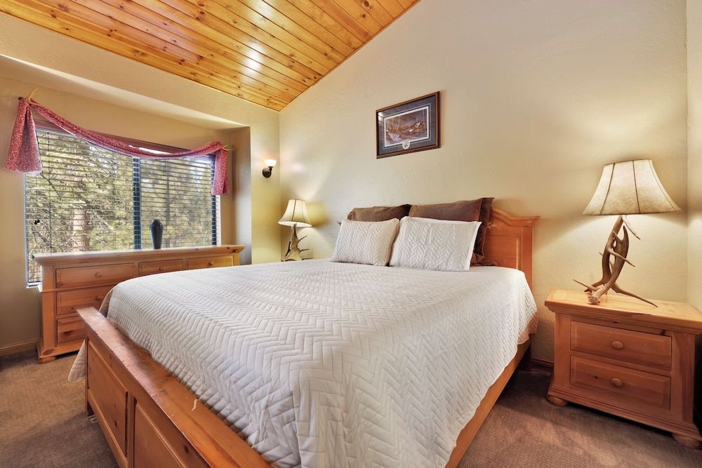 Four Happy Bears Estate #1277 House, Multiple Beds, Hot Tub, Mountain View (1277) 3