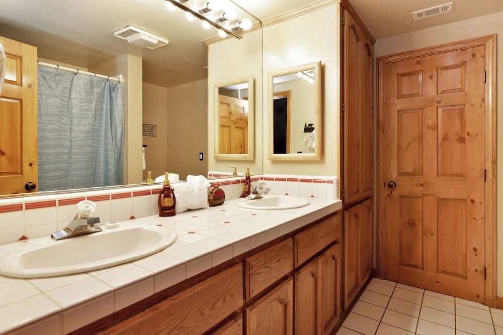 Four Happy Bears Estate #1277 House, Multiple Beds, Hot Tub, Mountain View (1277) 9