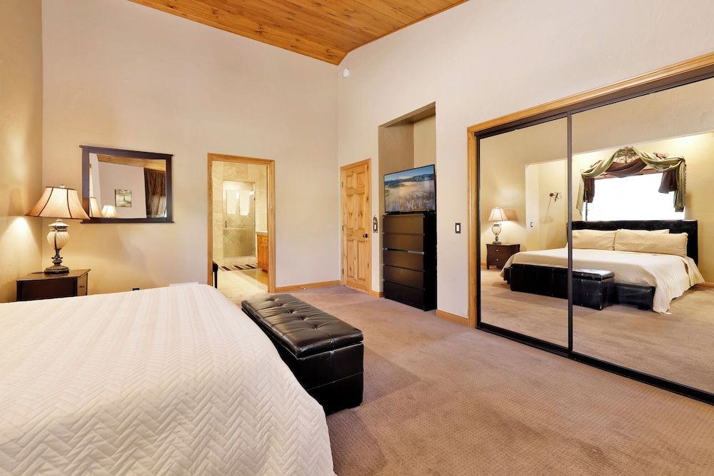 Four Happy Bears Estate #1277 House, Multiple Beds, Hot Tub, Mountain View (1277) 4