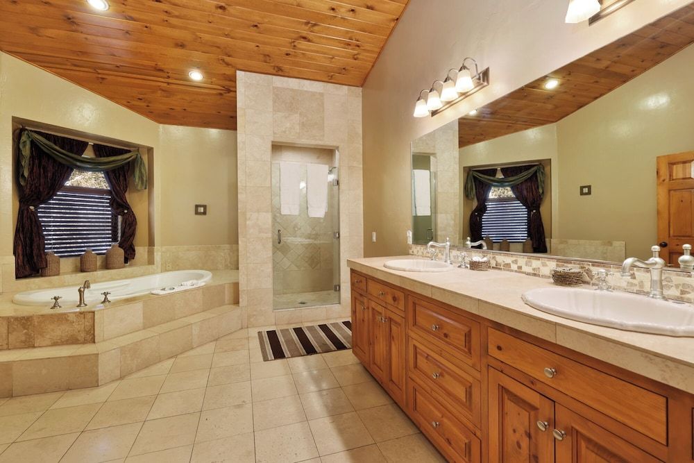 Four Happy Bears Estate #1277 House, Multiple Beds, Hot Tub, Mountain View (1277) 12