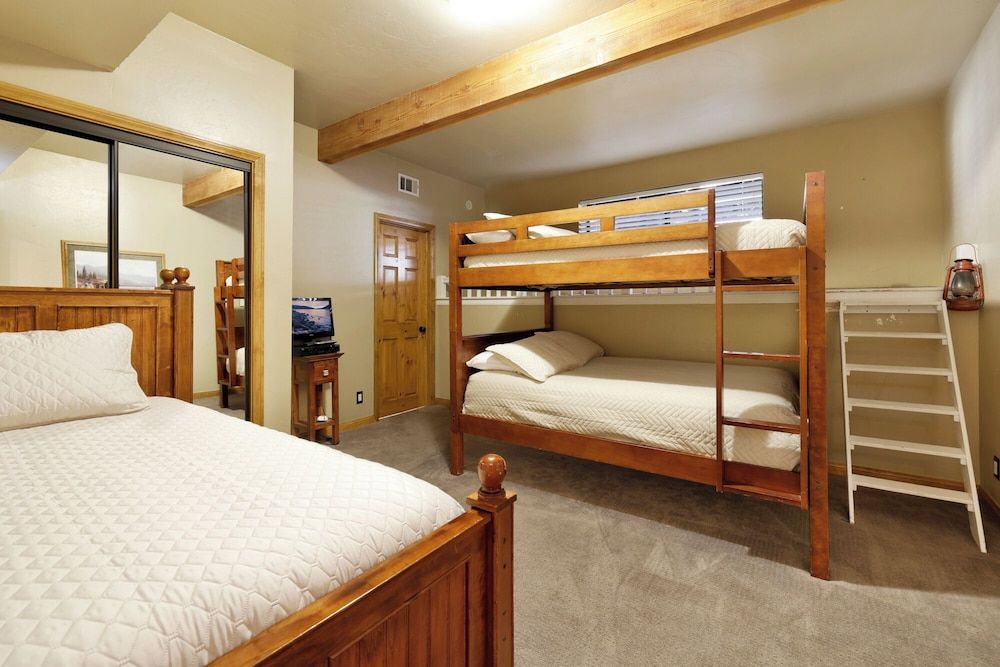 Four Happy Bears Estate #1277 House, Multiple Beds, Hot Tub, Mountain View (1277) 5