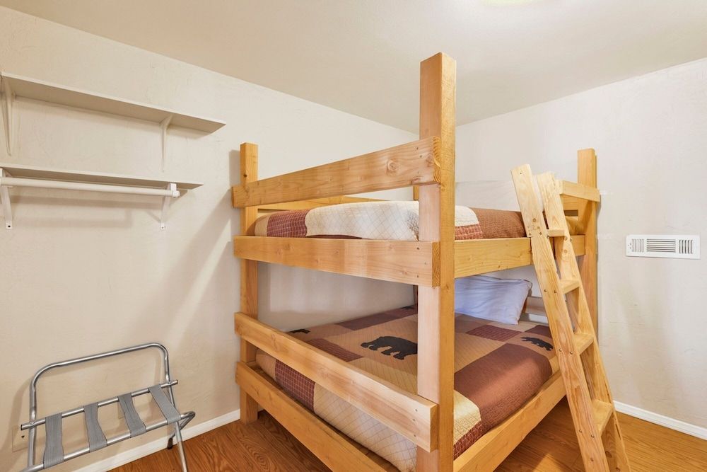 House, Multiple Beds, Hot Tub, Mountain View (012)
