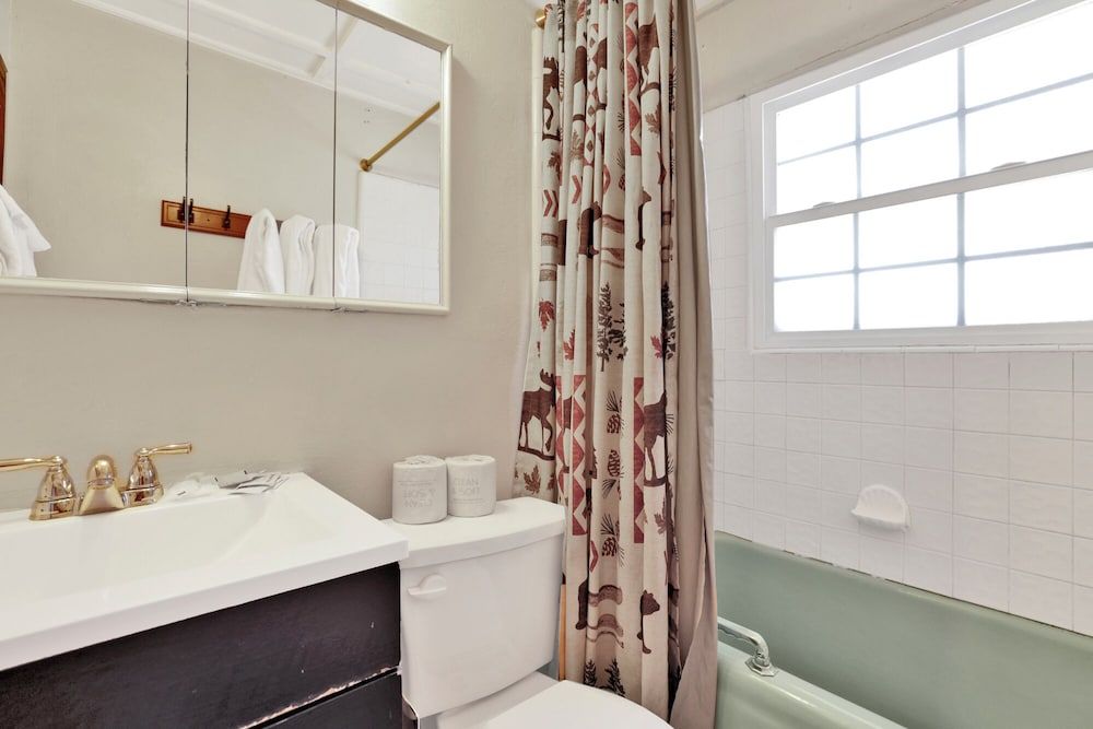 Frank's OLD Bear #149 House, Multiple Beds, Hot Tub, Beach View (149) 6