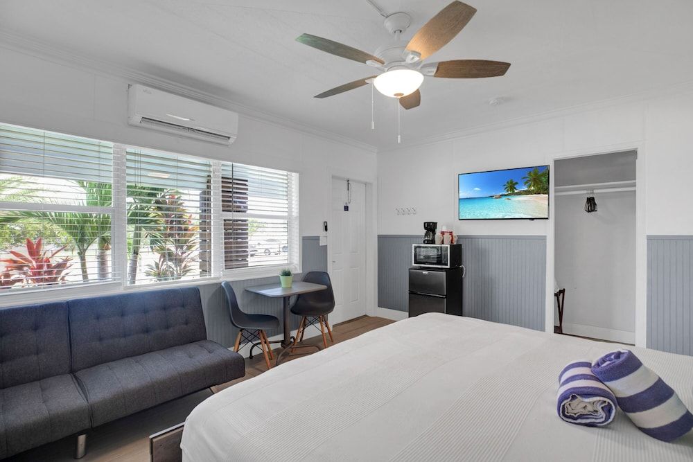 Standard 1 Bedroom, 1 King Bed and Futon (Room 3)