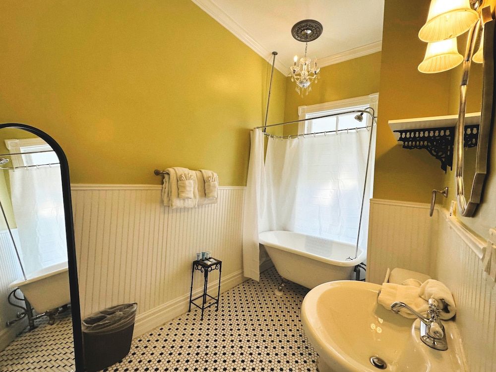 The Mansion on 17th Premium Double Room, 1 King Bed, Non Smoking, Balcony 7