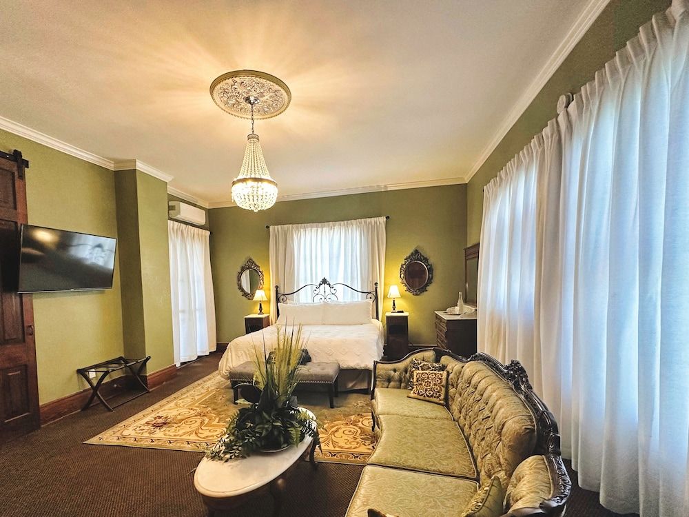 The Mansion on 17th Premium Double Room, 1 King Bed, Non Smoking, Balcony 3