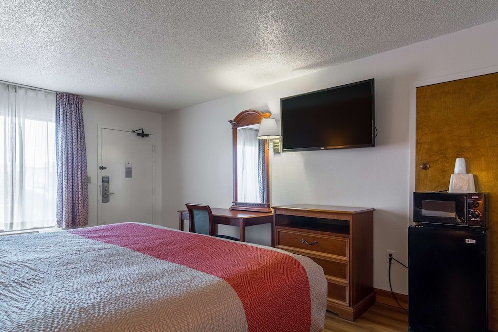 Motel 6 Waycross GA Standard Room, 1 King Bed, Non Smoking 5