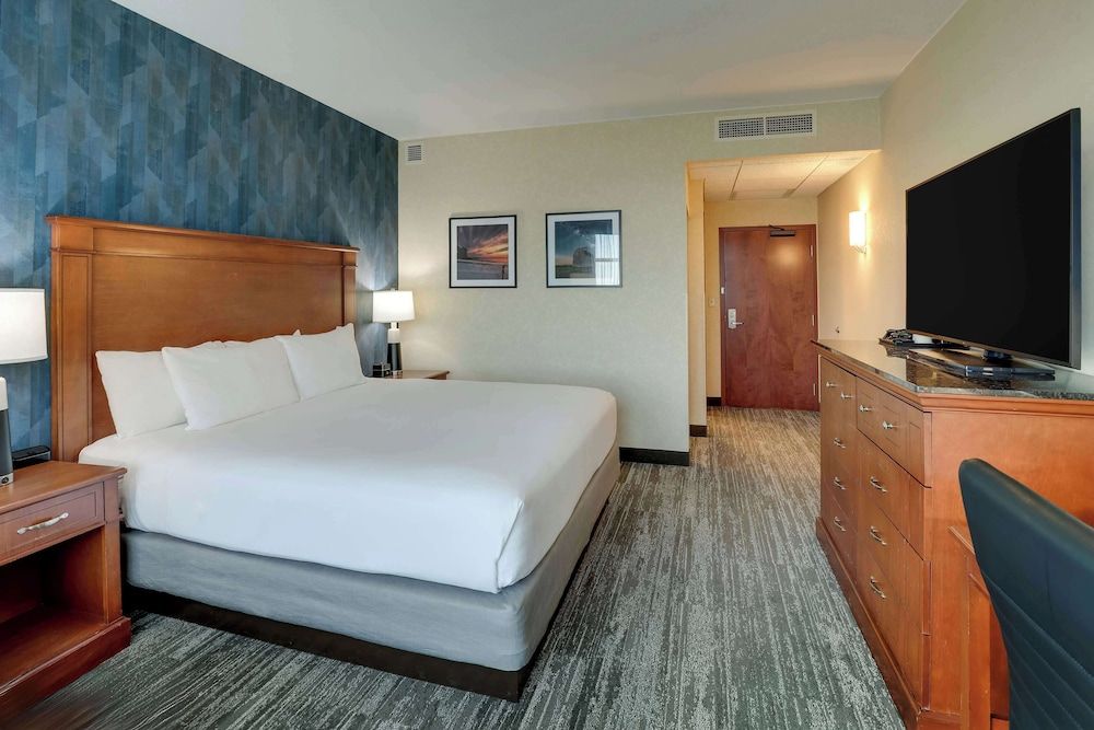 Deluxe Room, 1 King Bed, Refrigerator & Microwave (Hearing Accessible)