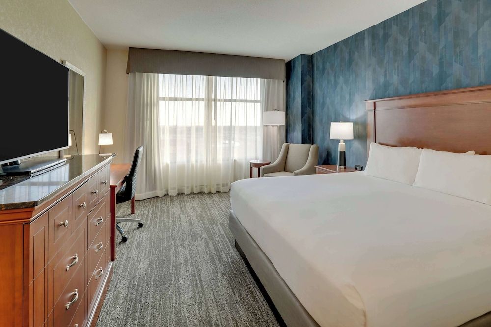 Deluxe Room, 1 King Bed, Refrigerator & Microwave (Oversized, Hearing Accessible)