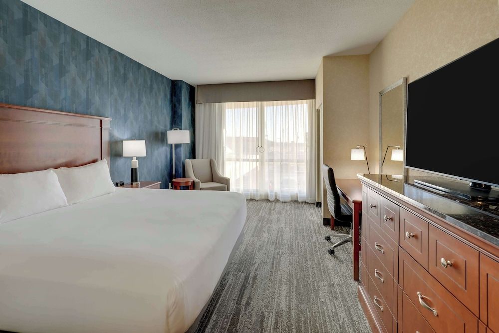 Deluxe Room, 1 King Bed, Accessible, Refrigerator & Microwave (Roll in Shower)
