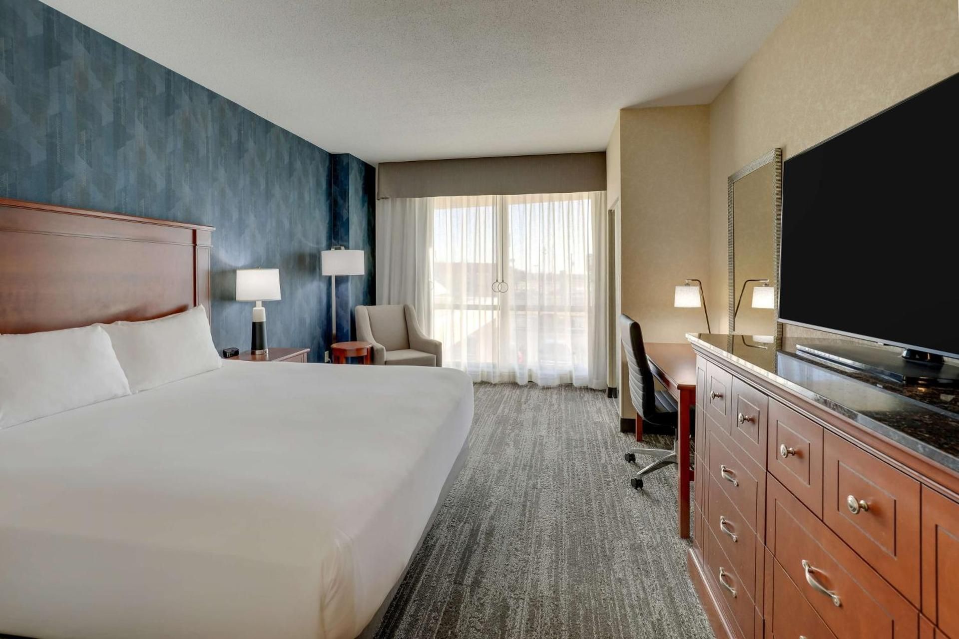 Deluxe King Room - Accessible, Roll-in Shower