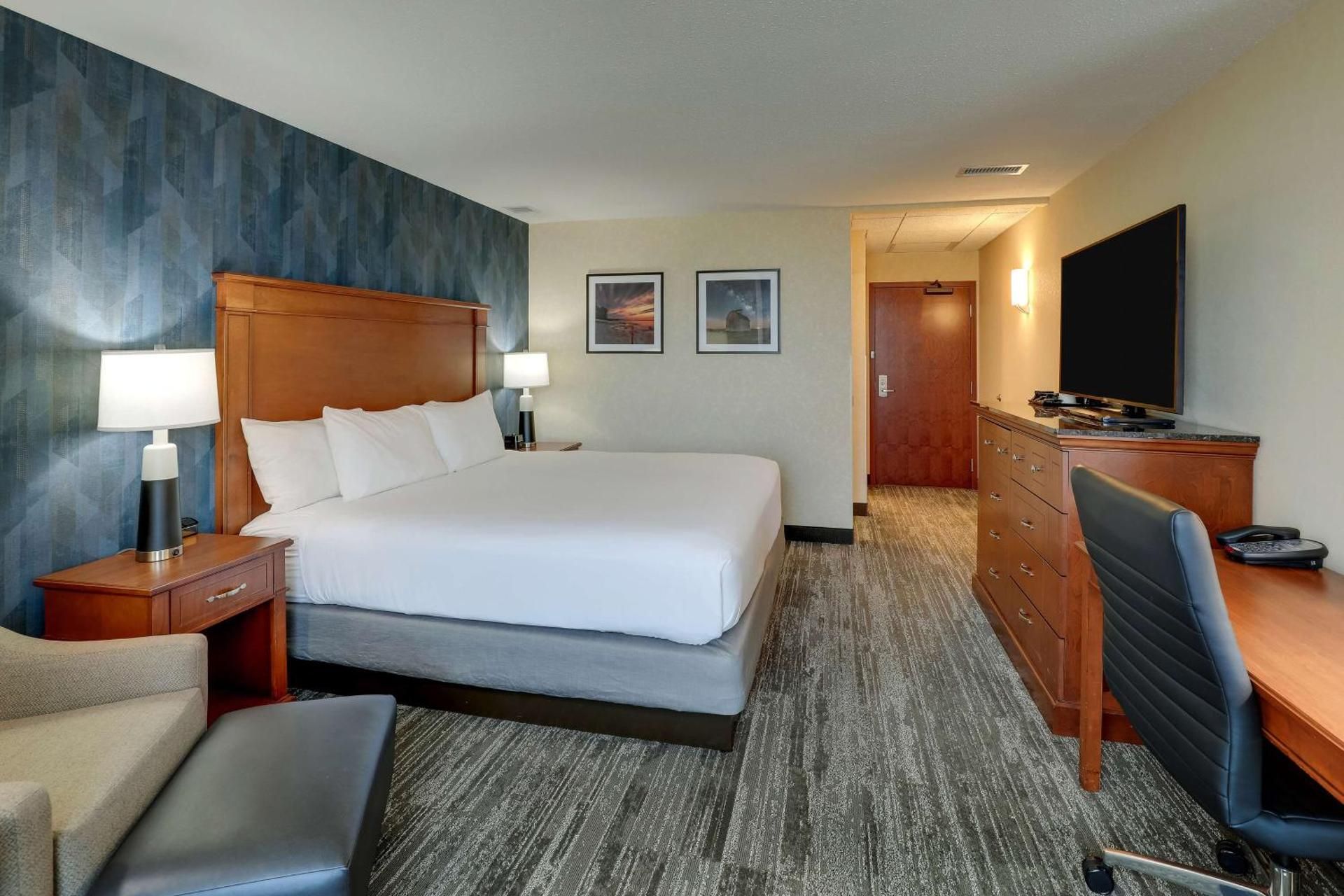 1 King Bed Upper Floor Oversized Room
