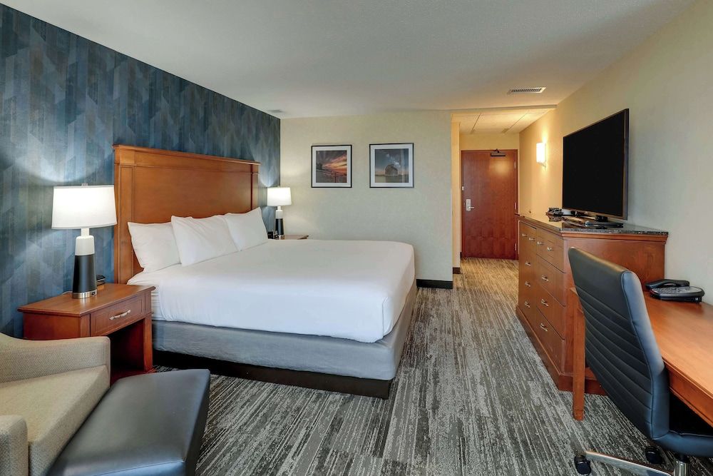 Deluxe Room, 1 King Bed, Refrigerator & Microwave (Oversized, Hearing Accessible)