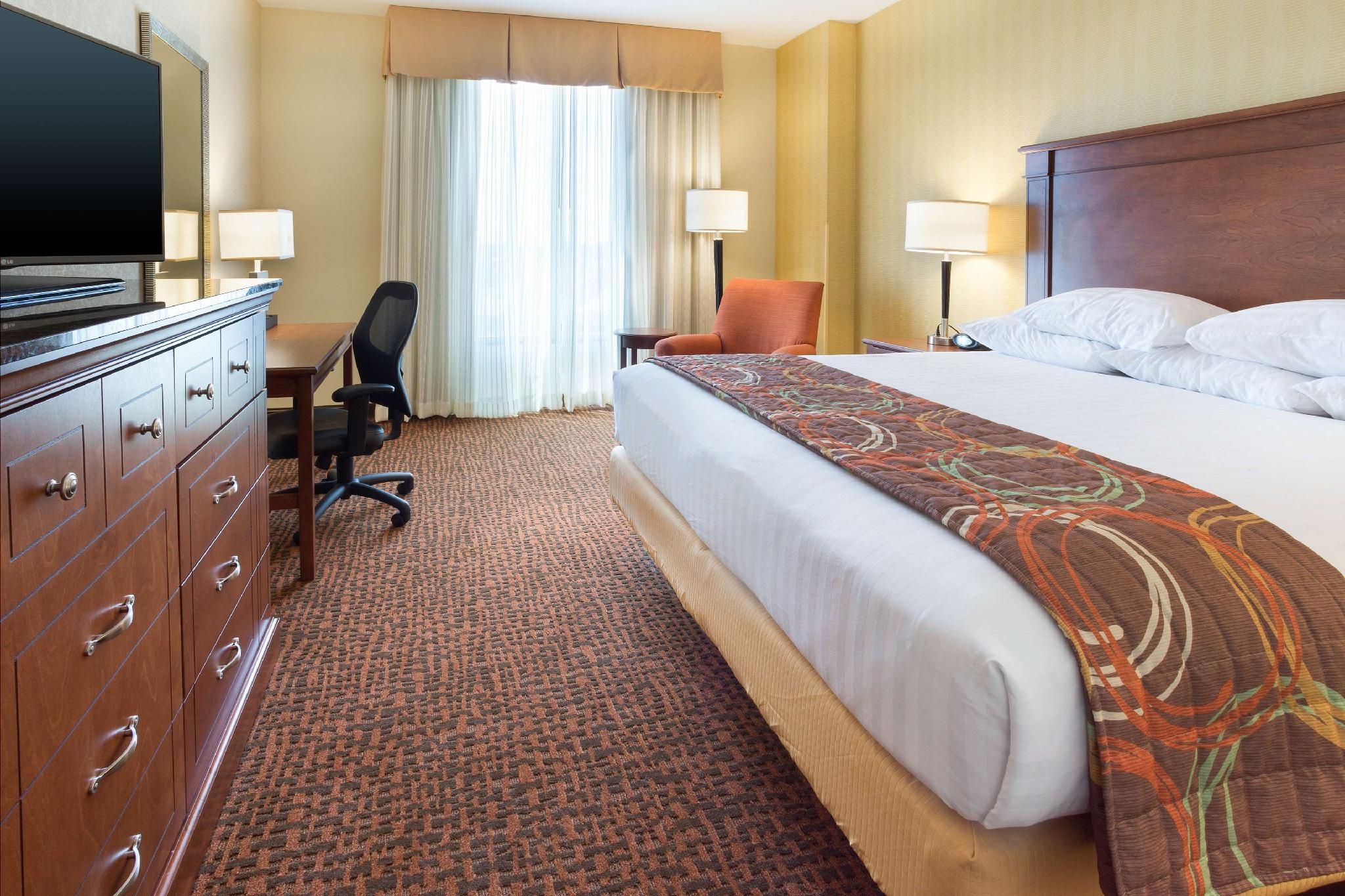 1 King Bed Meeting Suite, 2 Rooms, Hearing Accessible with Tub