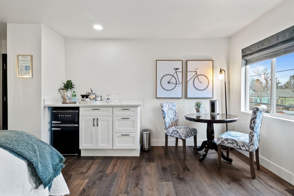 Bespoke Inn Flagstaff Signature Double Room, Fireplace, Mountain View 3