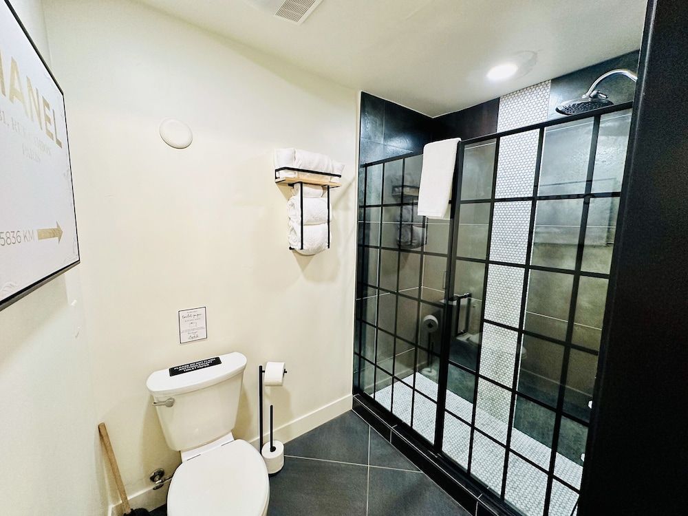 Bespoke Inn Flagstaff Deluxe Quadruple Room, Bathtub, Ground Floor 9