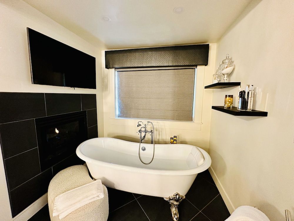 Bespoke Inn Flagstaff Deluxe Quadruple Room, Bathtub, Ground Floor 10