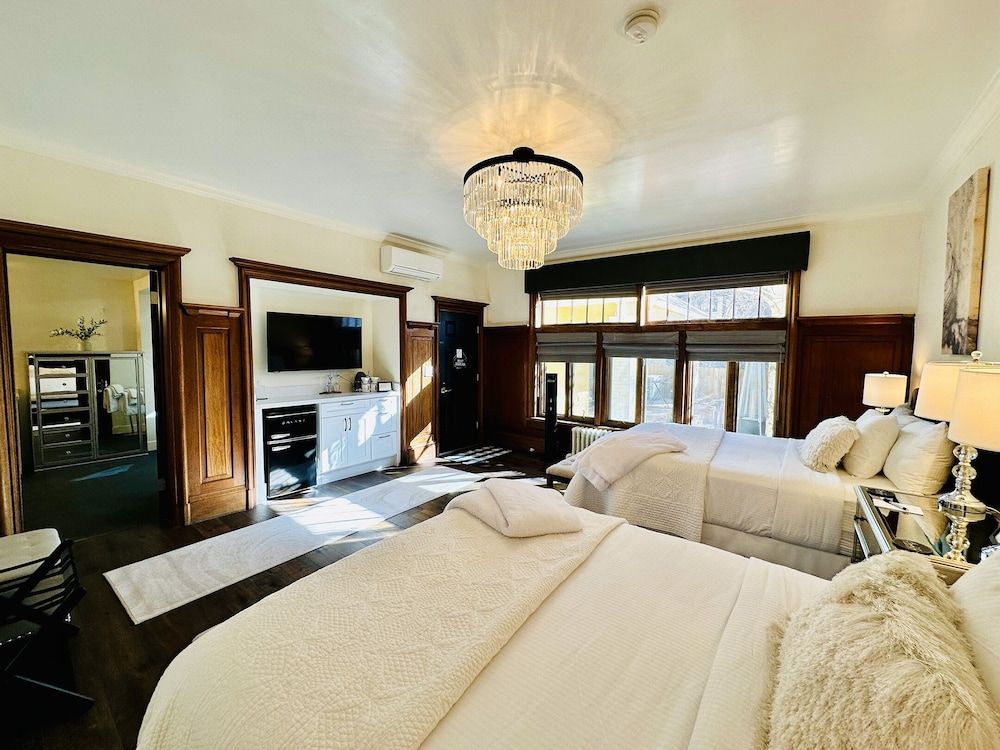 Bespoke Inn Flagstaff Deluxe Quadruple Room, Bathtub, Ground Floor