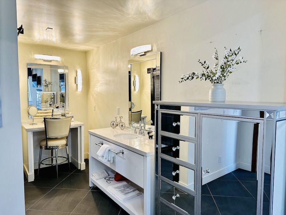 Bespoke Inn Flagstaff Deluxe Quadruple Room, Bathtub, Ground Floor 8