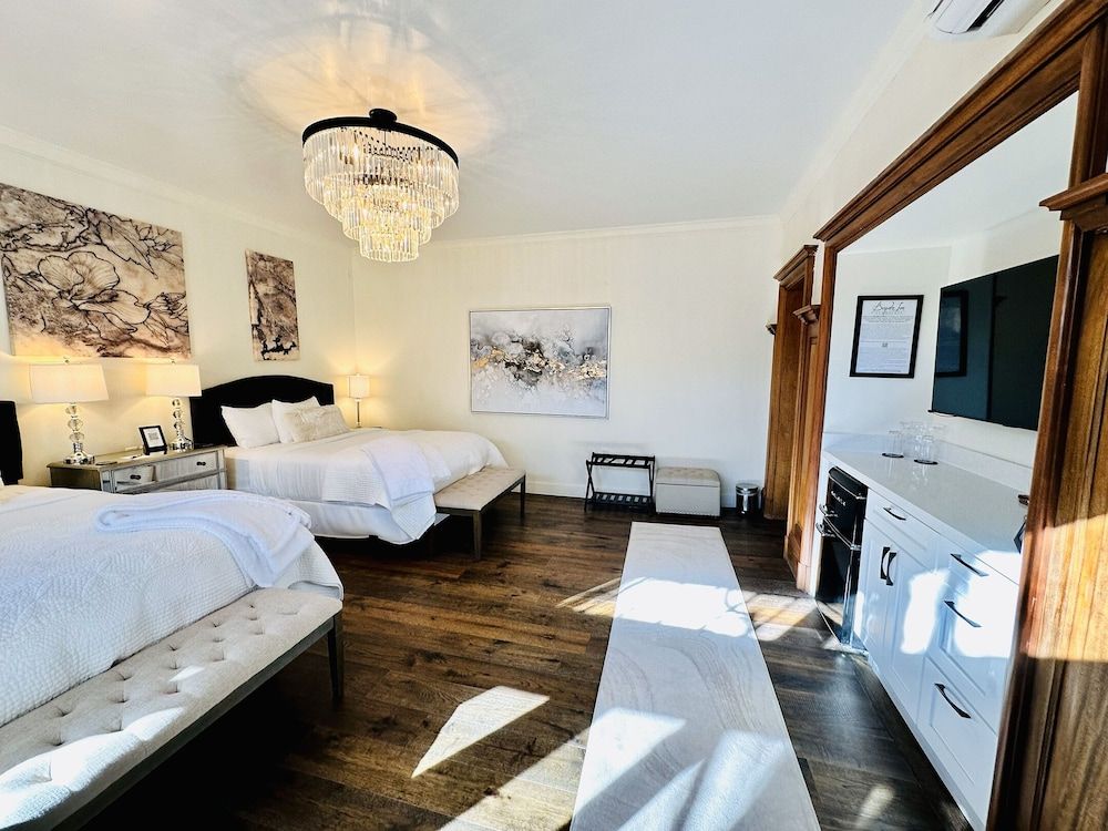 Bespoke Inn Flagstaff Deluxe Quadruple Room, Bathtub, Ground Floor 4