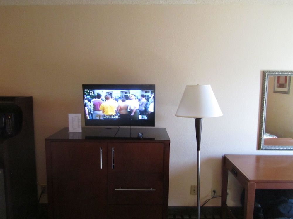 Executive Inn and Suites Wichita Falls Standard Room, 2 Queen Beds 11