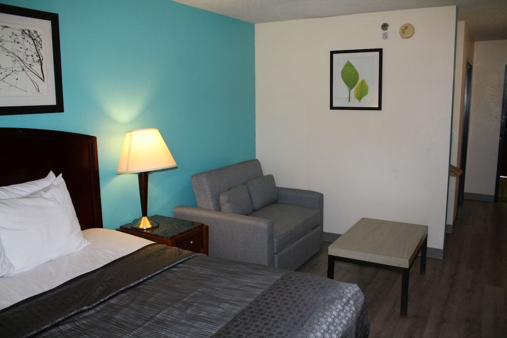 Executive Inn and Suites Wichita Falls Standard Room, 1 King Bed, Accessible 3