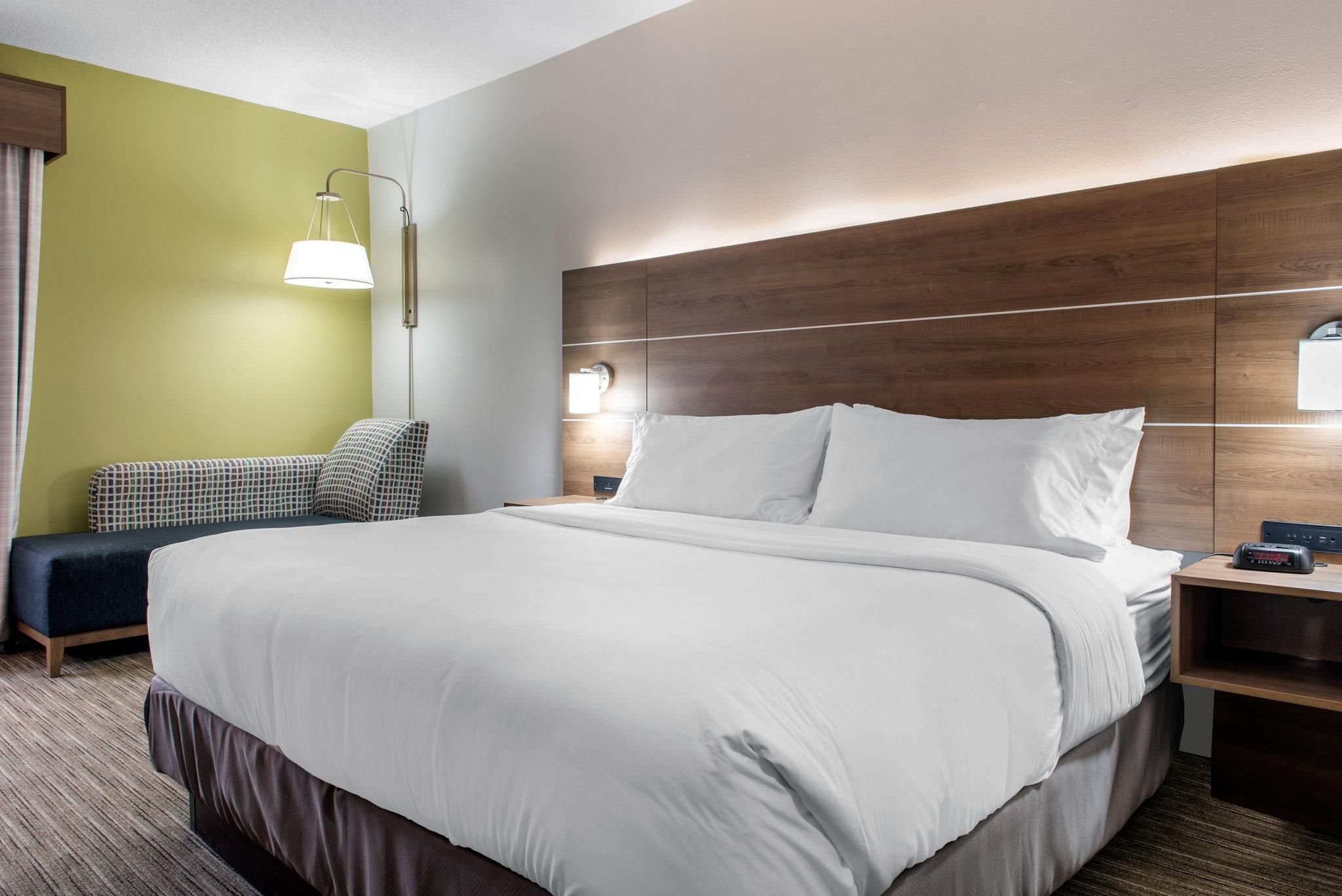 1 King Bed Non-Smoking