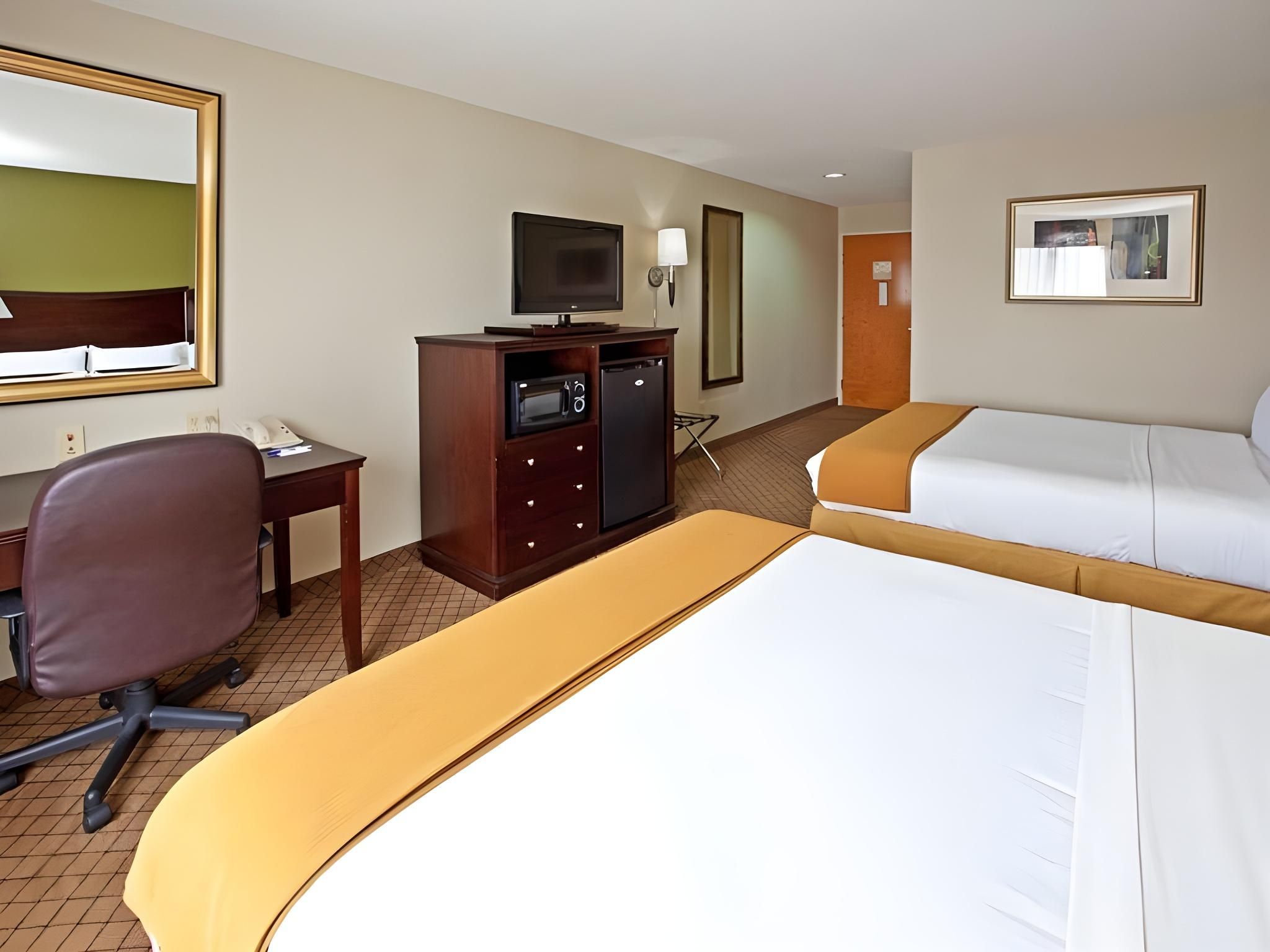 2 Queen Beds Suite Micro Fridge Non-Smoking