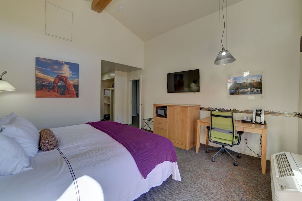 The Gonzo Inn Standard Room, 1 King Bed 3