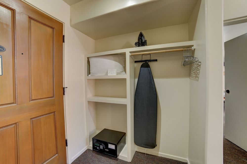 The Gonzo Inn Standard Room, 1 King Bed 10