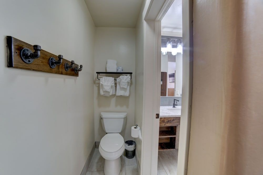 The Gonzo Inn Standard Room, 1 King Bed 7