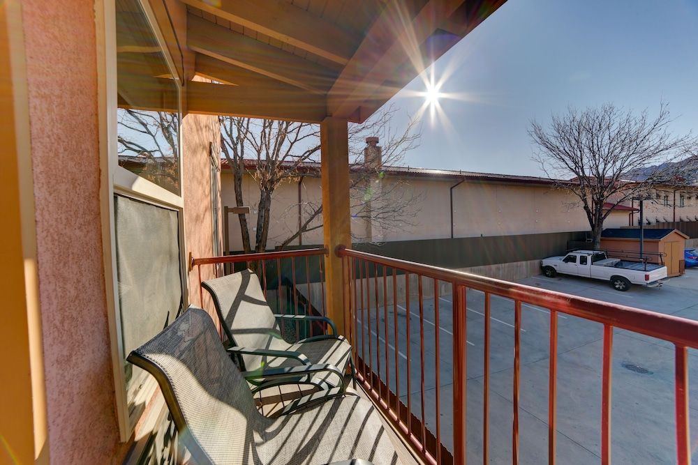 The Gonzo Inn Standard Room, 1 King Bed 5