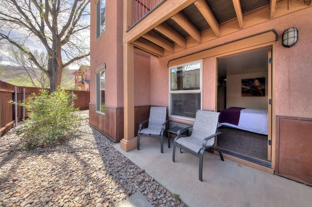 The Gonzo Inn Standard Room, 1 King Bed 6