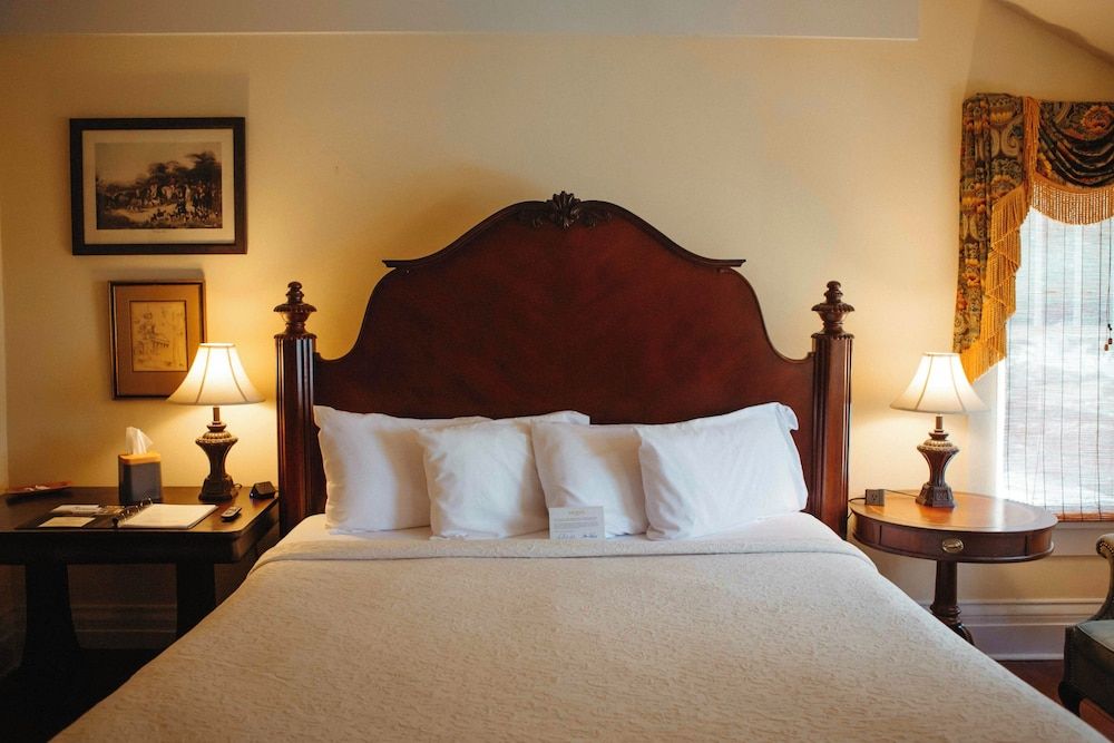 Classic Room, 1 King Bed, Pool View
