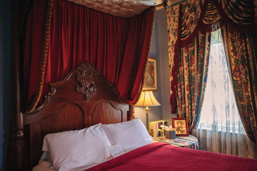 Anchuca Historic Mansion & Inn Davis Room #5