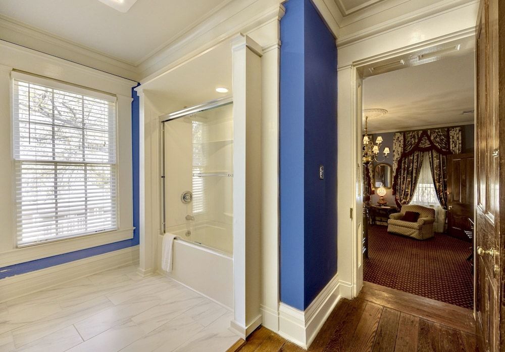 Anchuca Historic Mansion & Inn Davis Room #5 6