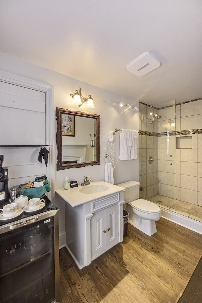 Anchuca Historic Mansion & Inn Old Quarters Queen 4