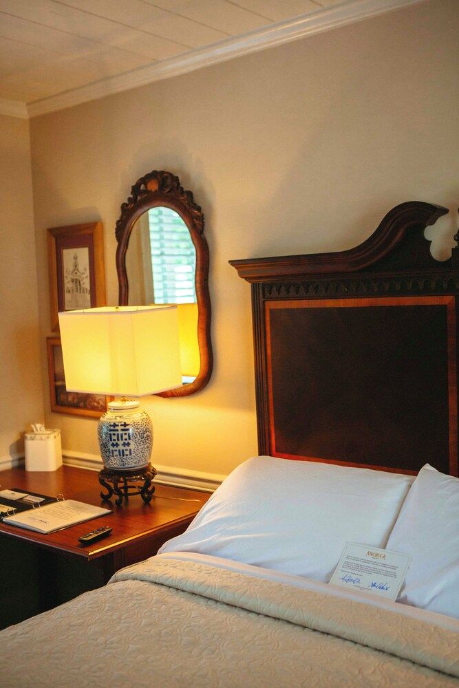 Anchuca Historic Mansion & Inn Old Quarters Queen 3