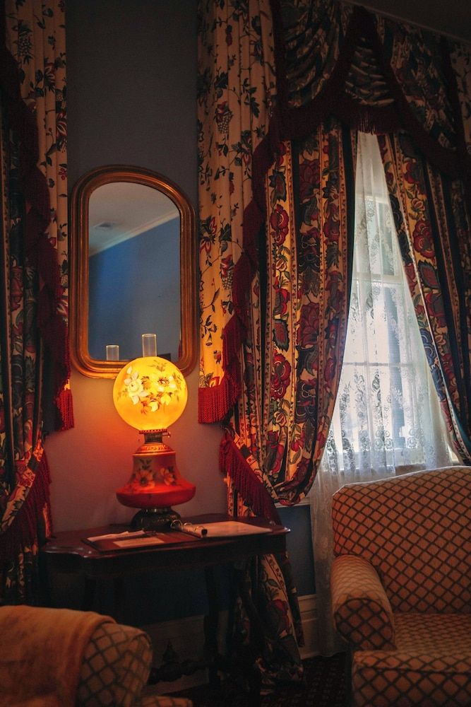 Anchuca Historic Mansion & Inn Davis Room #5 9